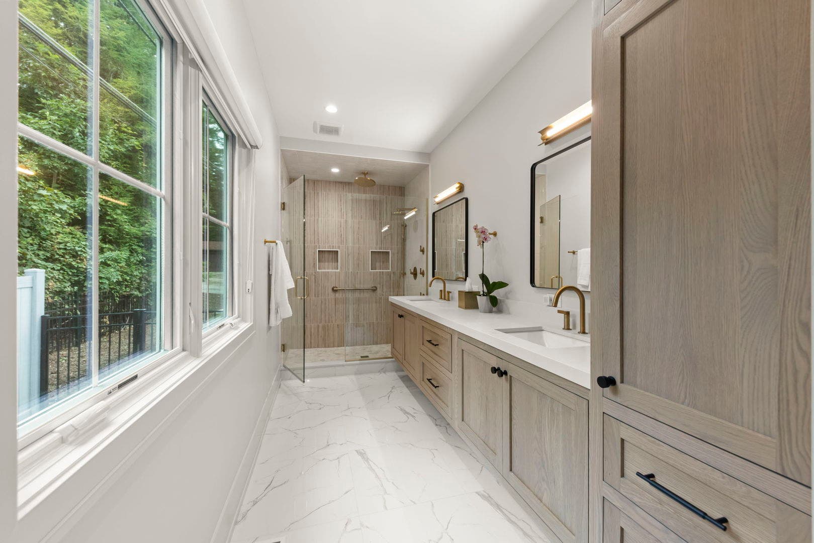Main Floor Primary En-Suite Bathroom