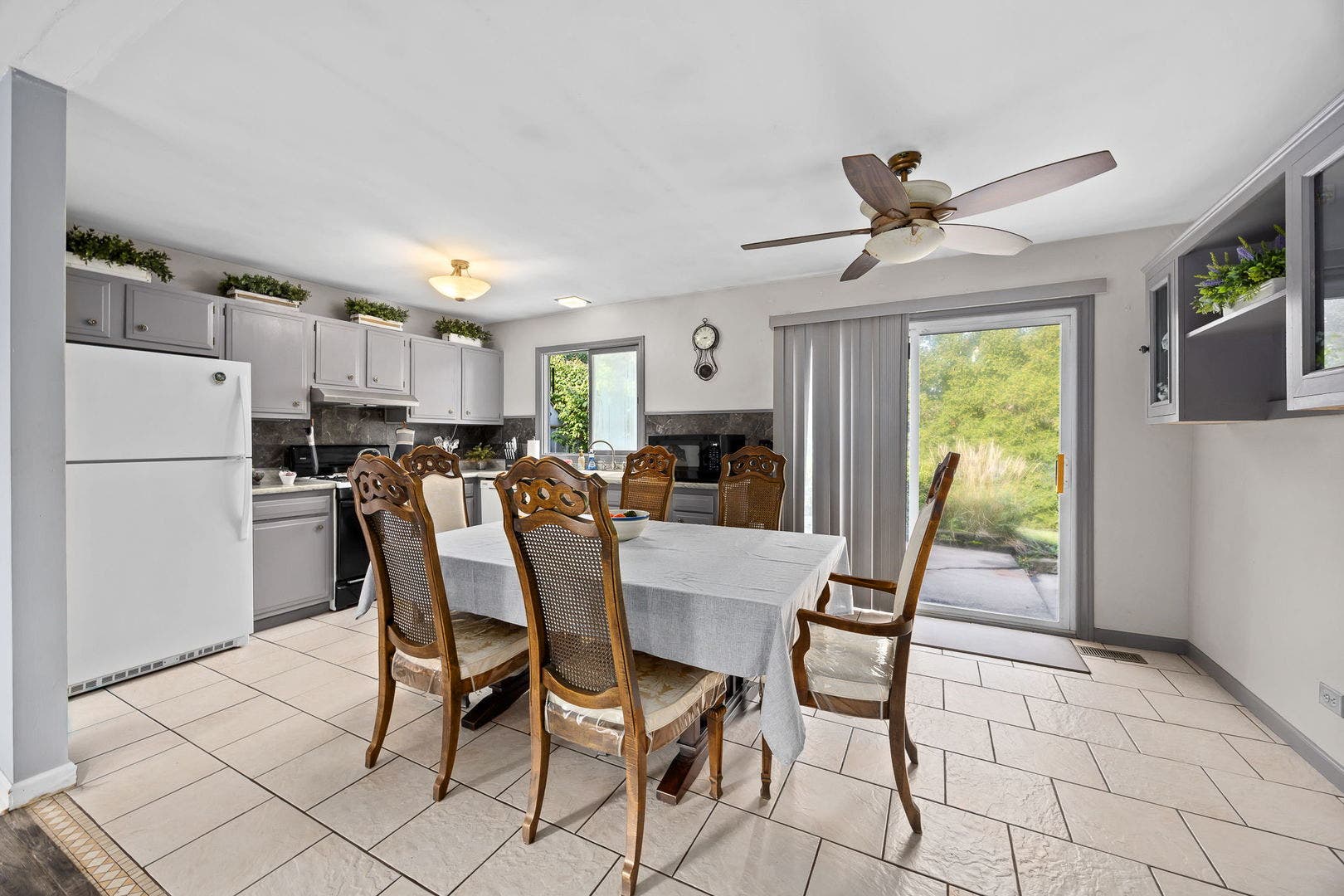 229 N Schmidt Road, Bolingbrook, IL 60440 229 N Schmidt Road, Bolingbrook, IL 60440