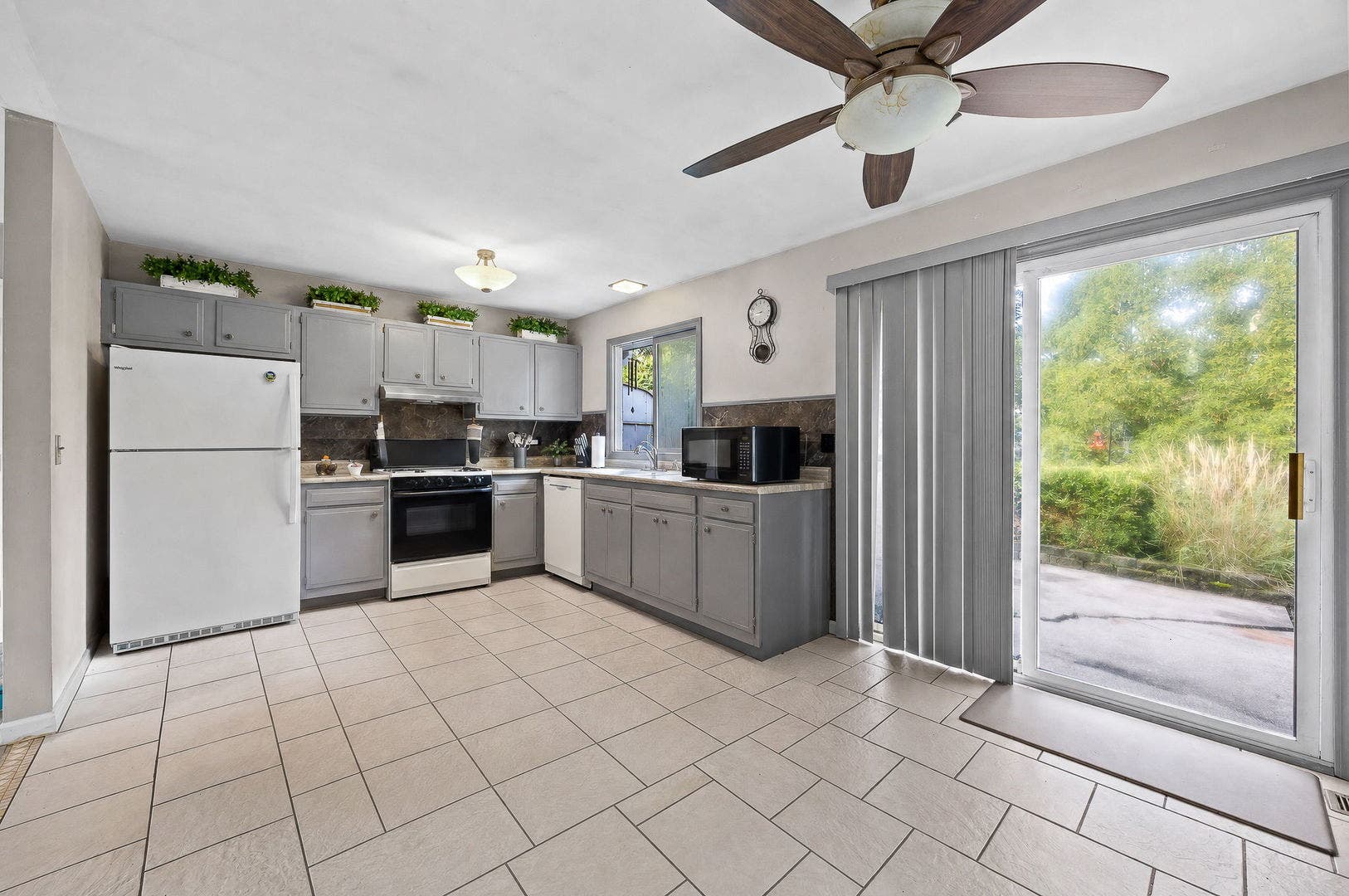 229 N Schmidt Road, Bolingbrook, IL 60440 229 N Schmidt Road, Bolingbrook, IL 60440