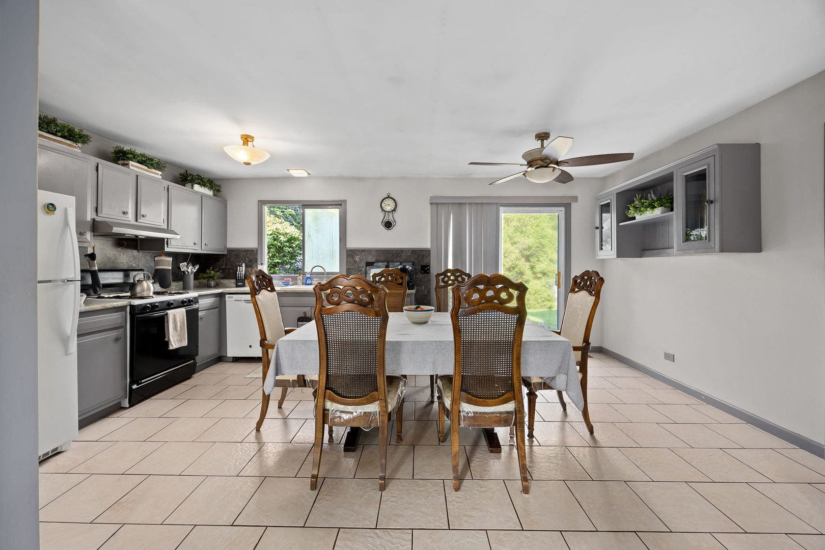 229 N Schmidt Road, Bolingbrook, IL 60440 229 N Schmidt Road, Bolingbrook, IL 60440