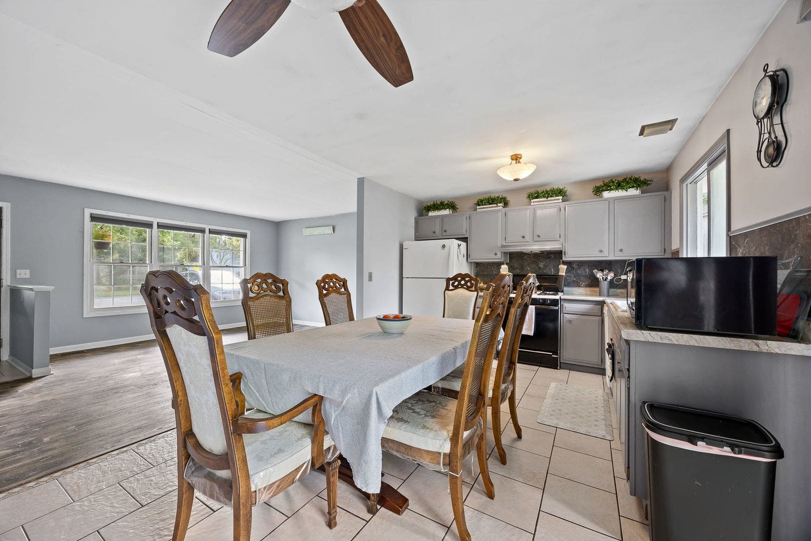 229 N Schmidt Road, Bolingbrook, IL 60440 229 N Schmidt Road, Bolingbrook, IL 60440