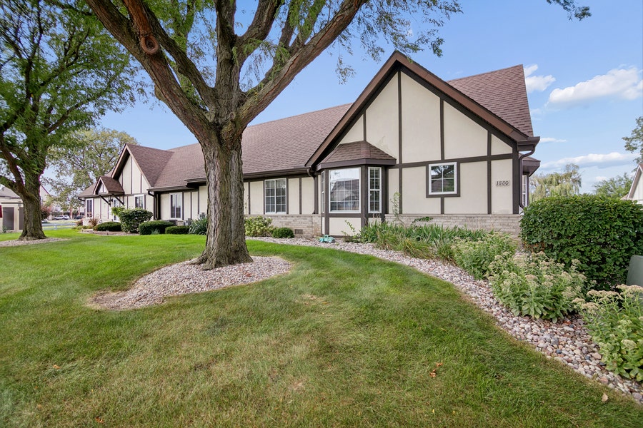 Property photo for 1880 Willow Circle Drive, Crest Hill, IL
