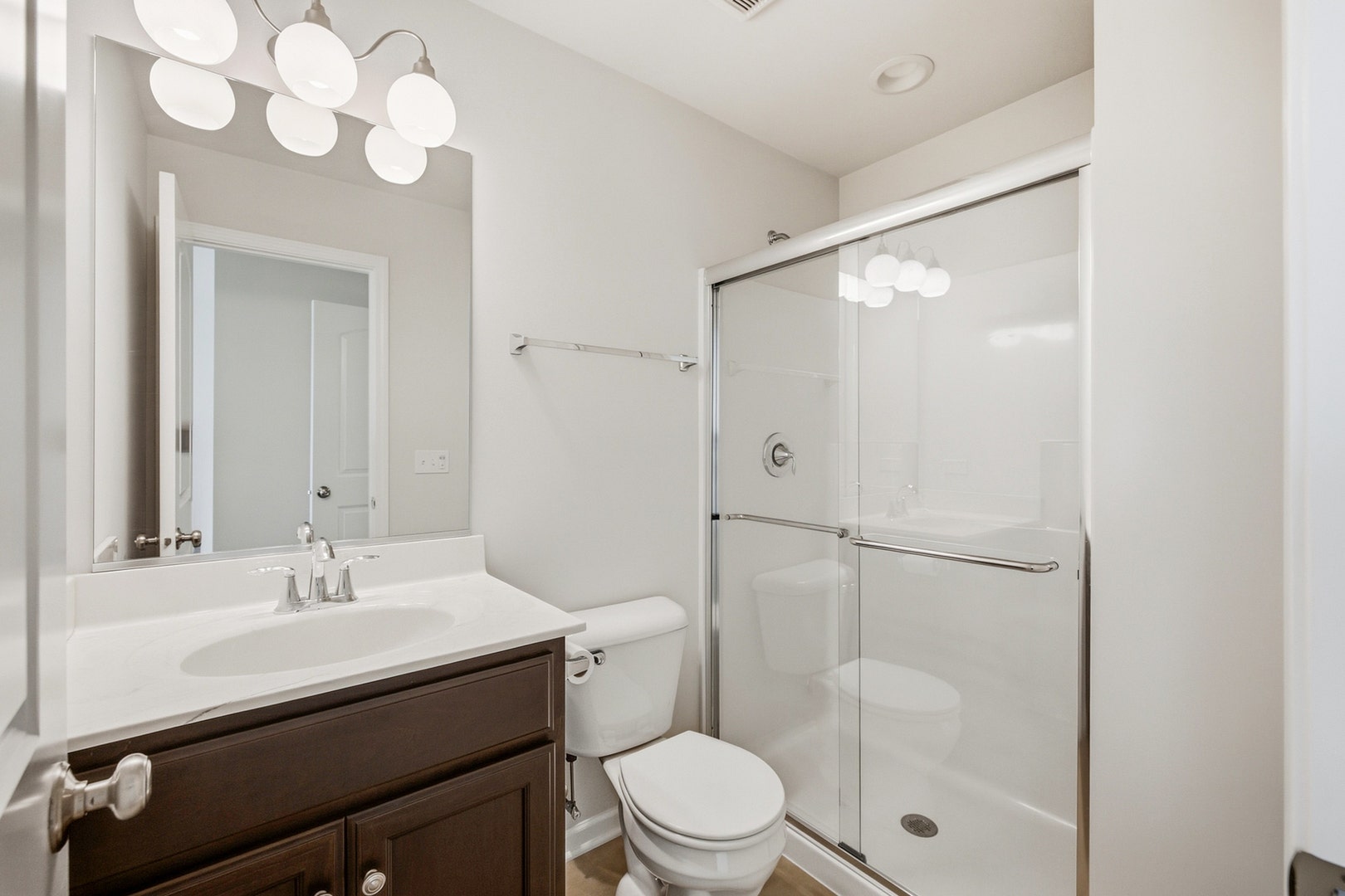 3605 Harmony Circle, Elgin, IL 60124 Private bath to 2nd bedroom