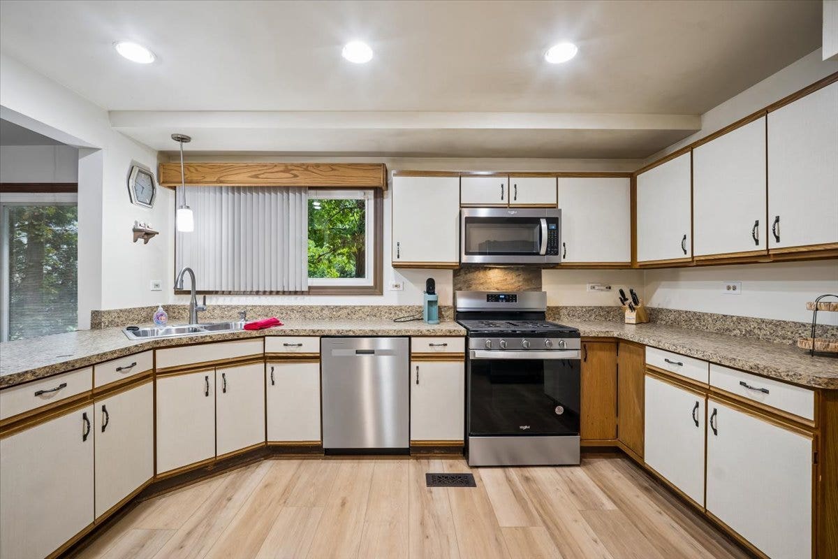 726 Dorchester Drive, Bolingbrook, IL 60440 726 Dorchester Drive, Bolingbrook, IL 60440