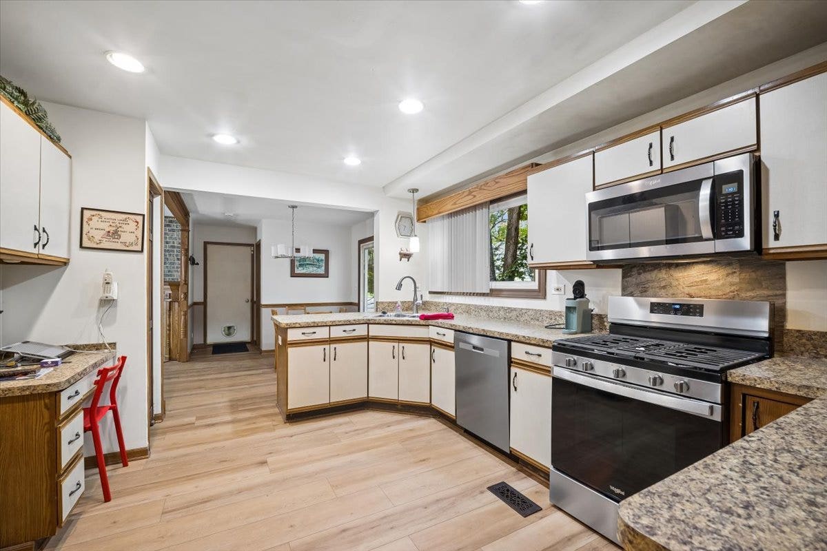 726 Dorchester Drive, Bolingbrook, IL 60440 726 Dorchester Drive, Bolingbrook, IL 60440