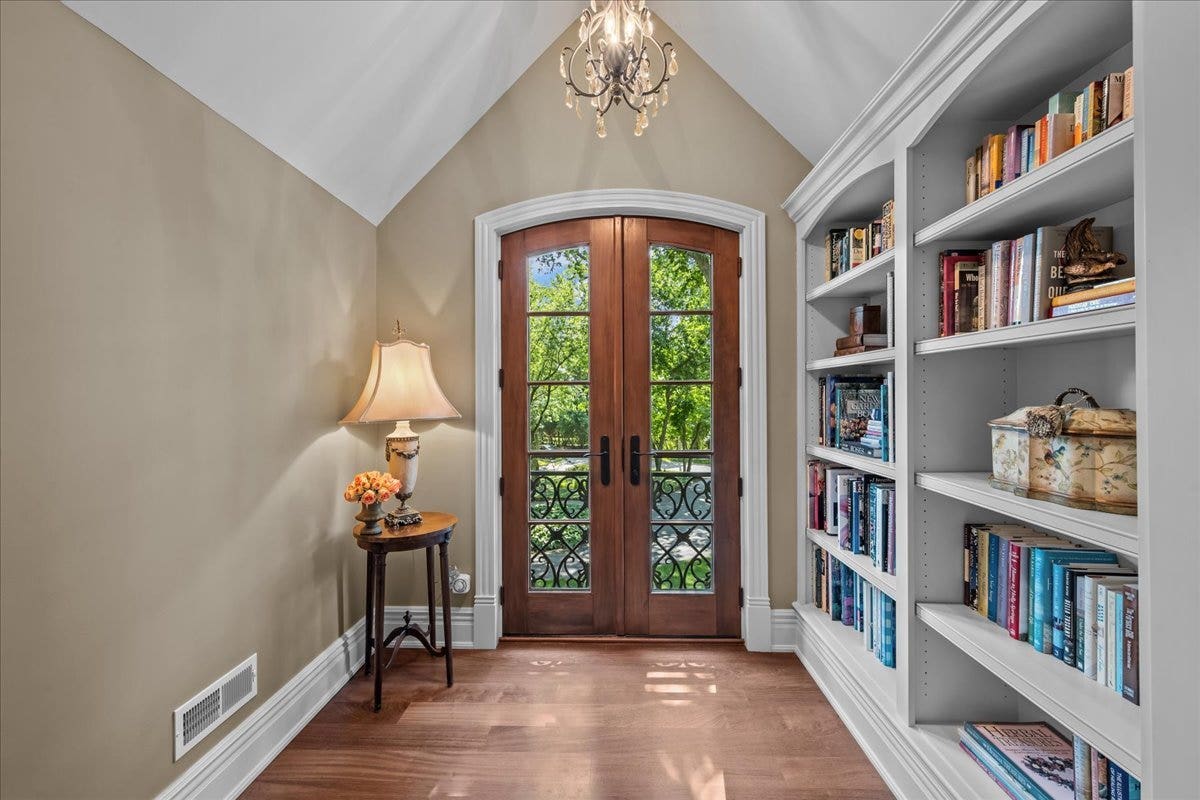 586 Spruce Avenue, Lake Forest, IL 60045 Hallway Niche