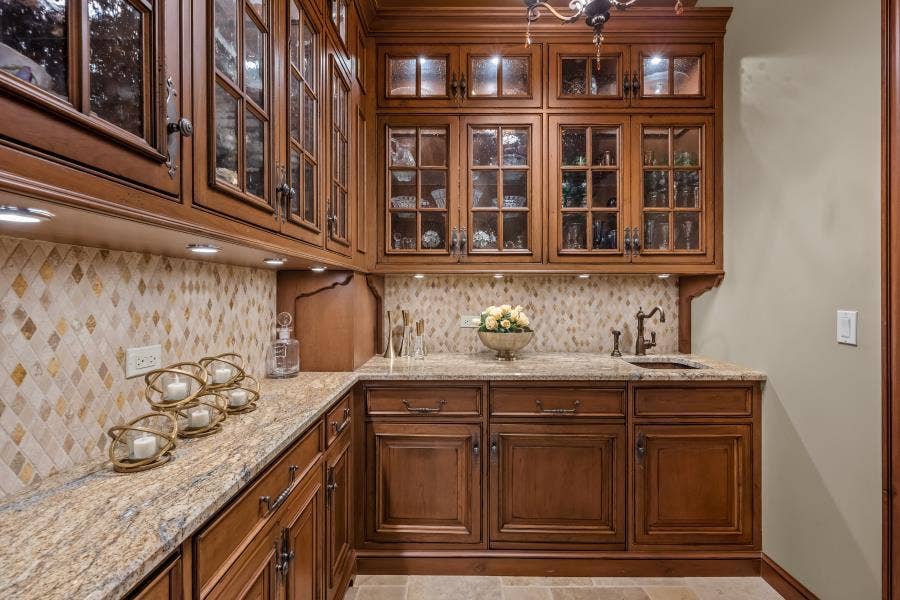 586 Spruce Avenue, Lake Forest, IL 60045 Butler's Pantry