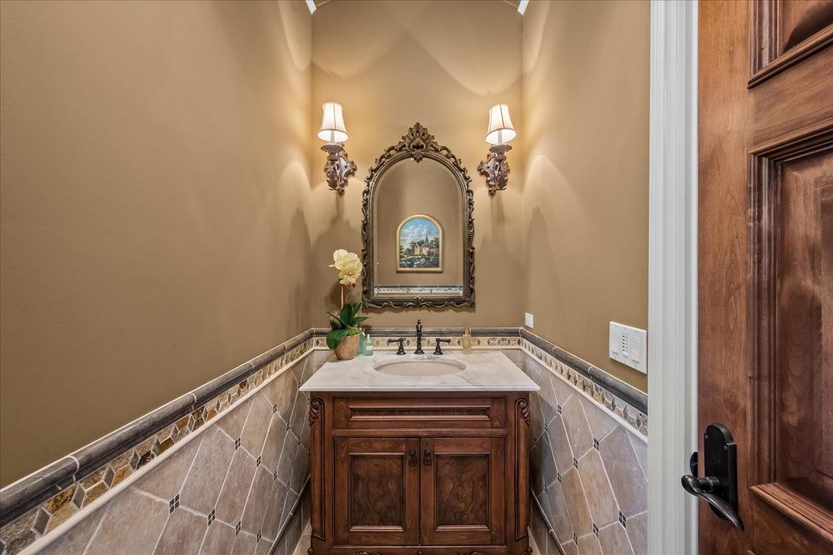 586 Spruce Avenue, Lake Forest, IL 60045 Formal Powder Room