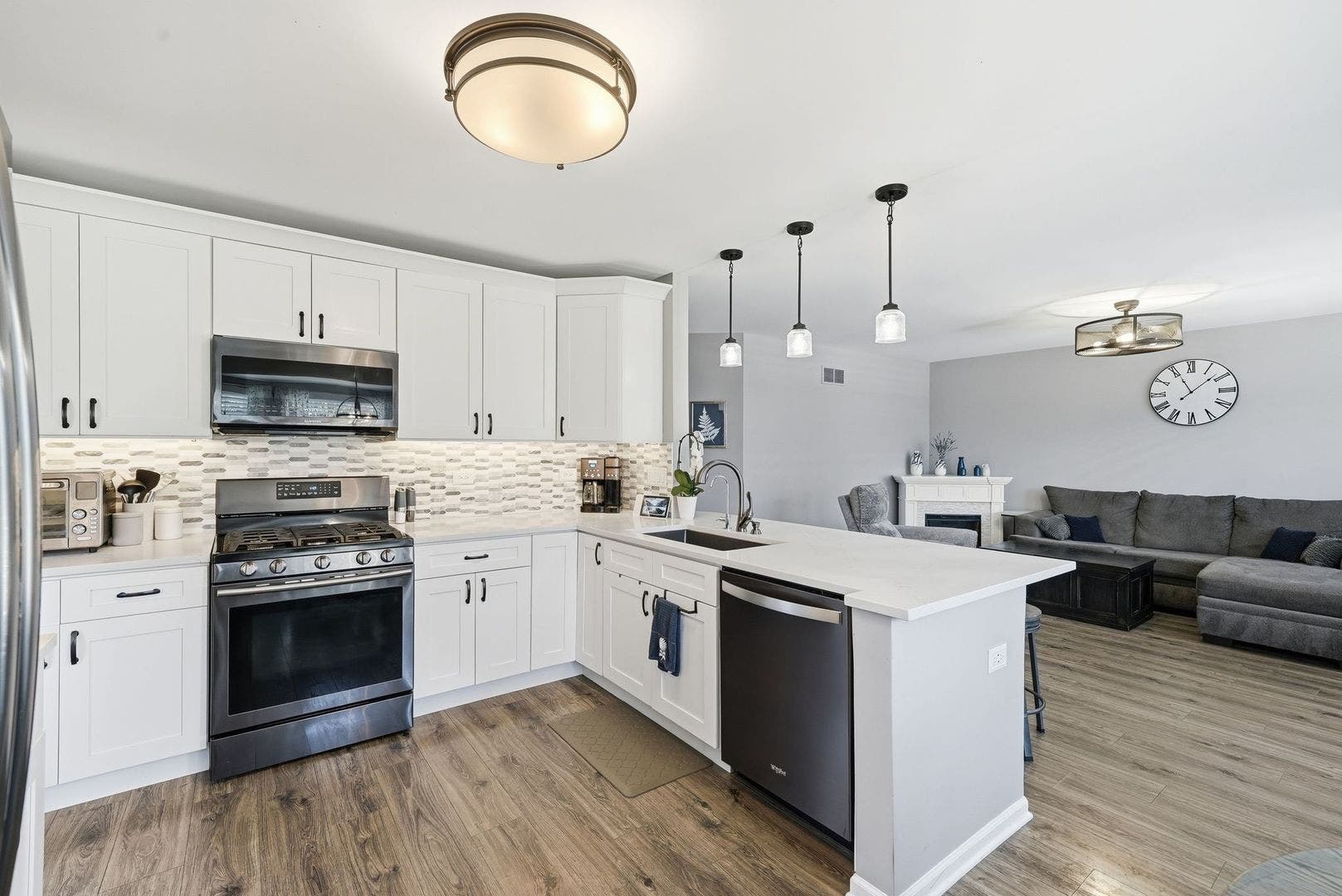 2213 Roaring Creek Drive, Aurora, IL 60503 2213 Roaring Creek Drive, Aurora, IL 60503