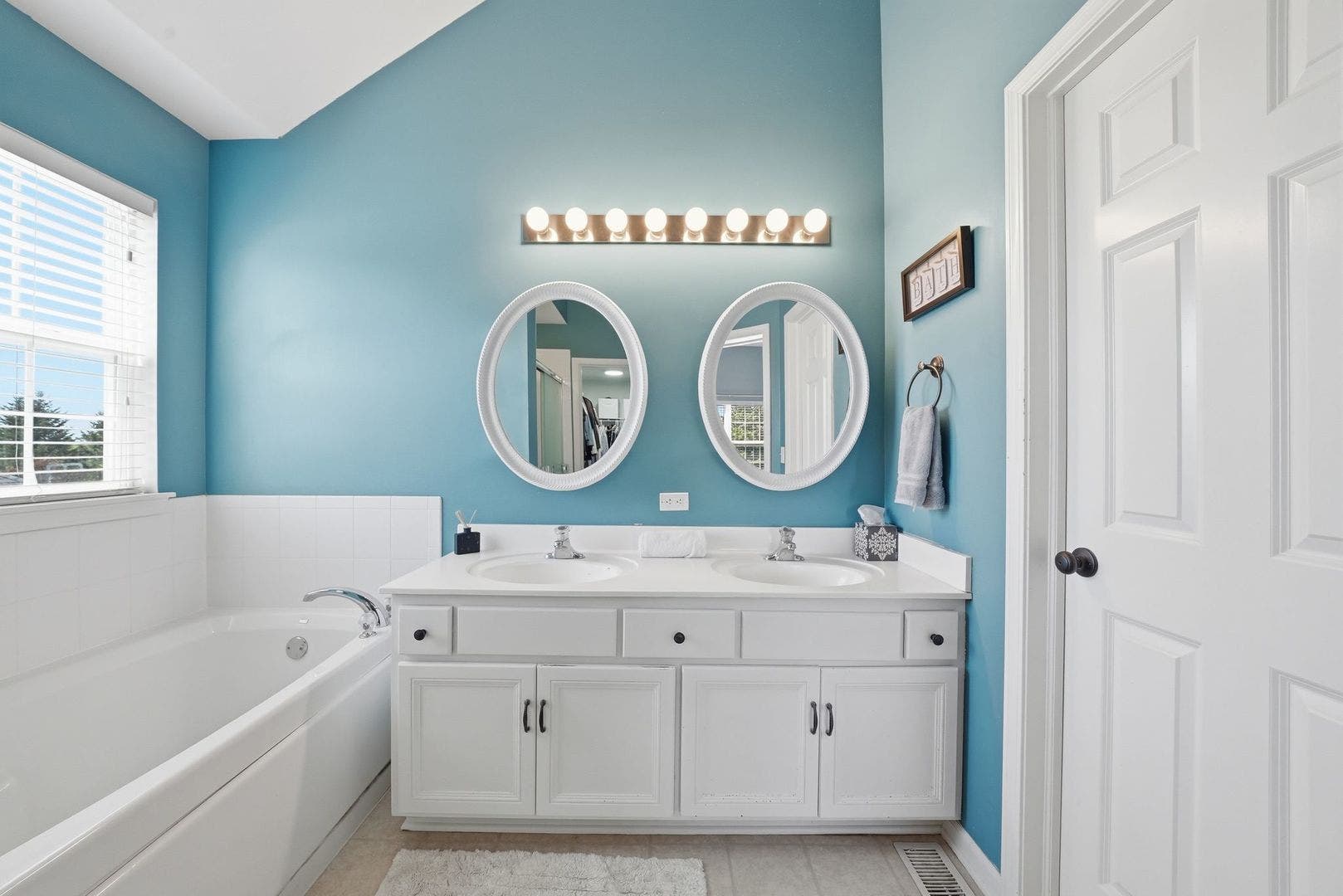 2213 Roaring Creek Drive, Aurora, IL 60503 2213 Roaring Creek Drive, Aurora, IL 60503