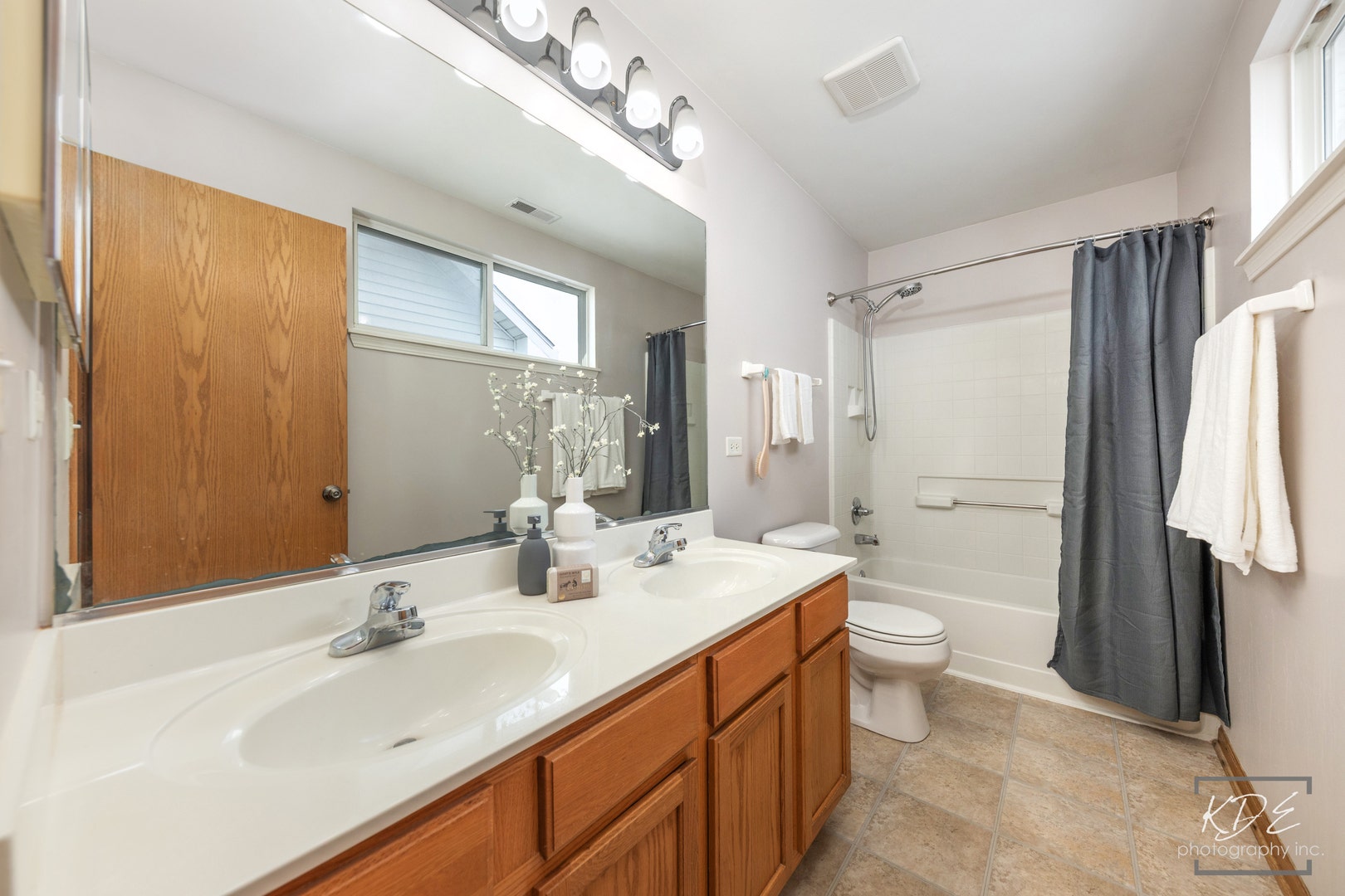 3021 Roxbury Court, Joliet, IL 60435 Double sinks, surround shower/tub and fan with tim