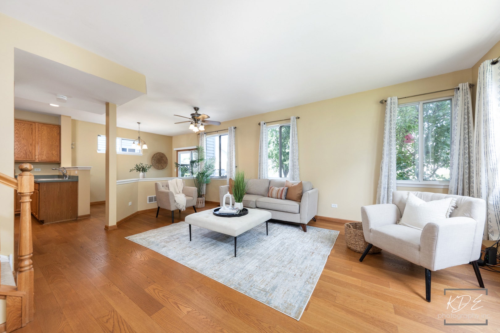 3021 Roxbury Court, Joliet, IL 60435 Open concept great room! Engineered hardwood floor