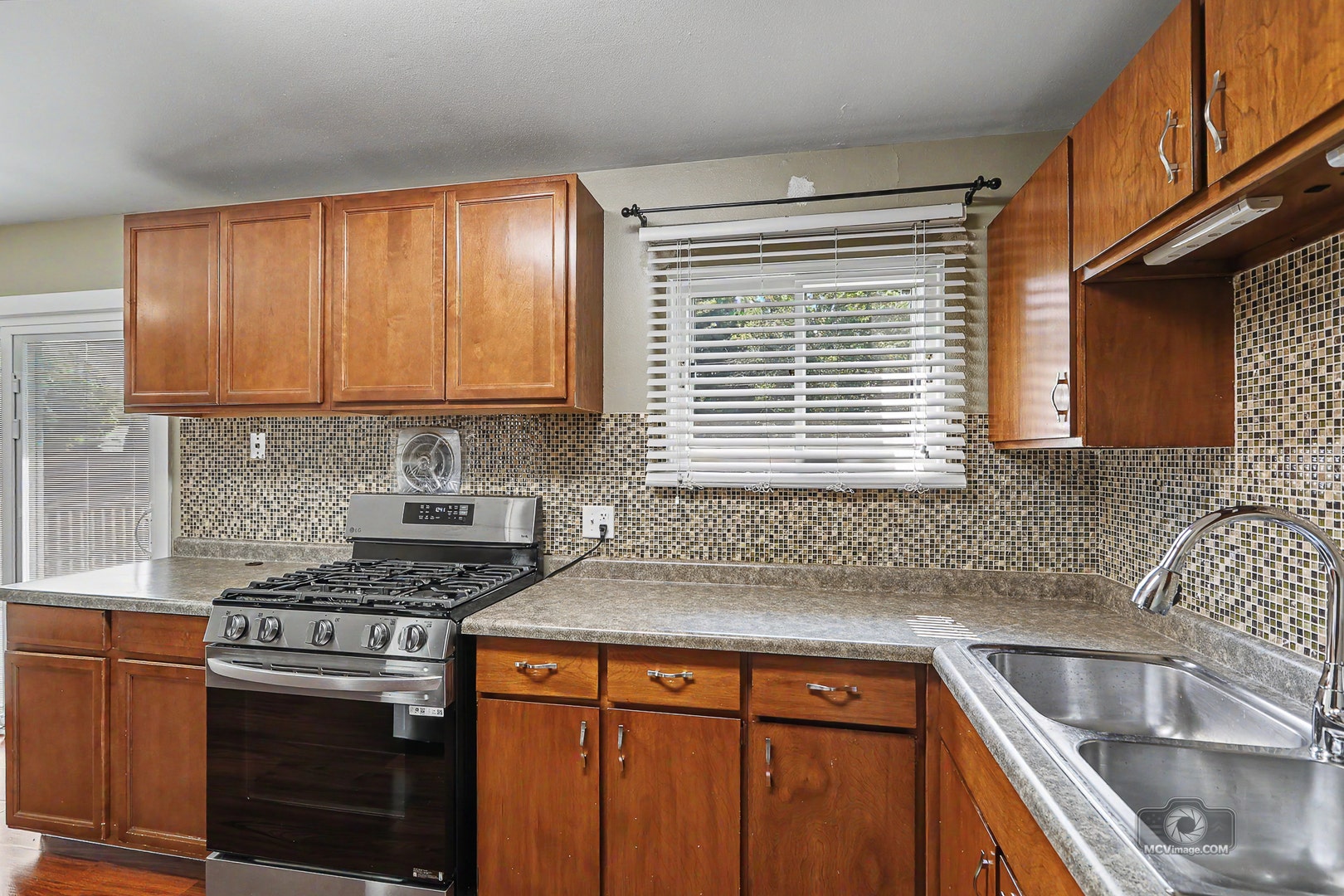 2204 Douglas Street, Joliet, IL 60435 2204 Douglas Street, Joliet, IL 60435