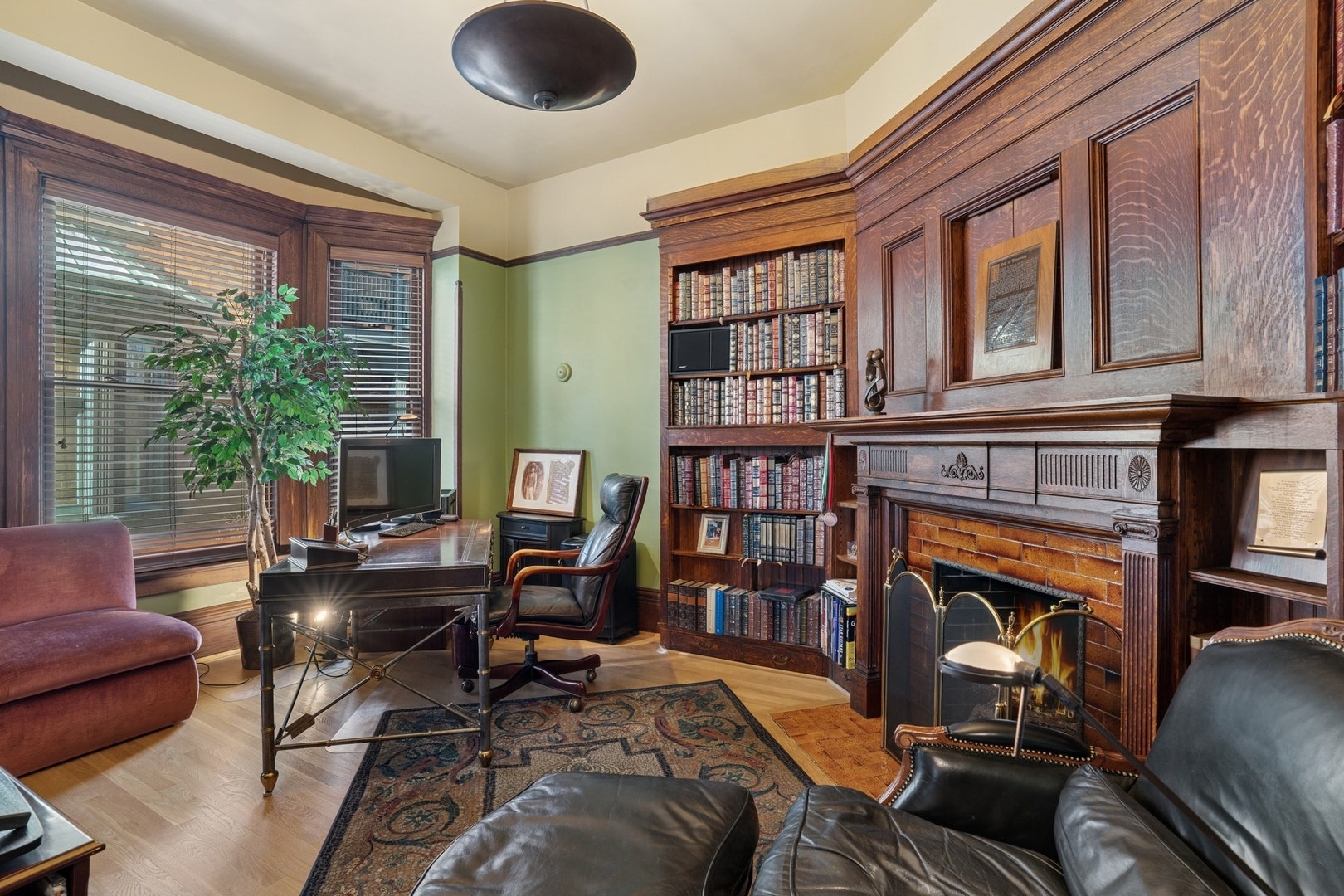 4923 S Greenwood Avenue, Chicago, IL 60615 The stunning woodwork of the library combines a fi