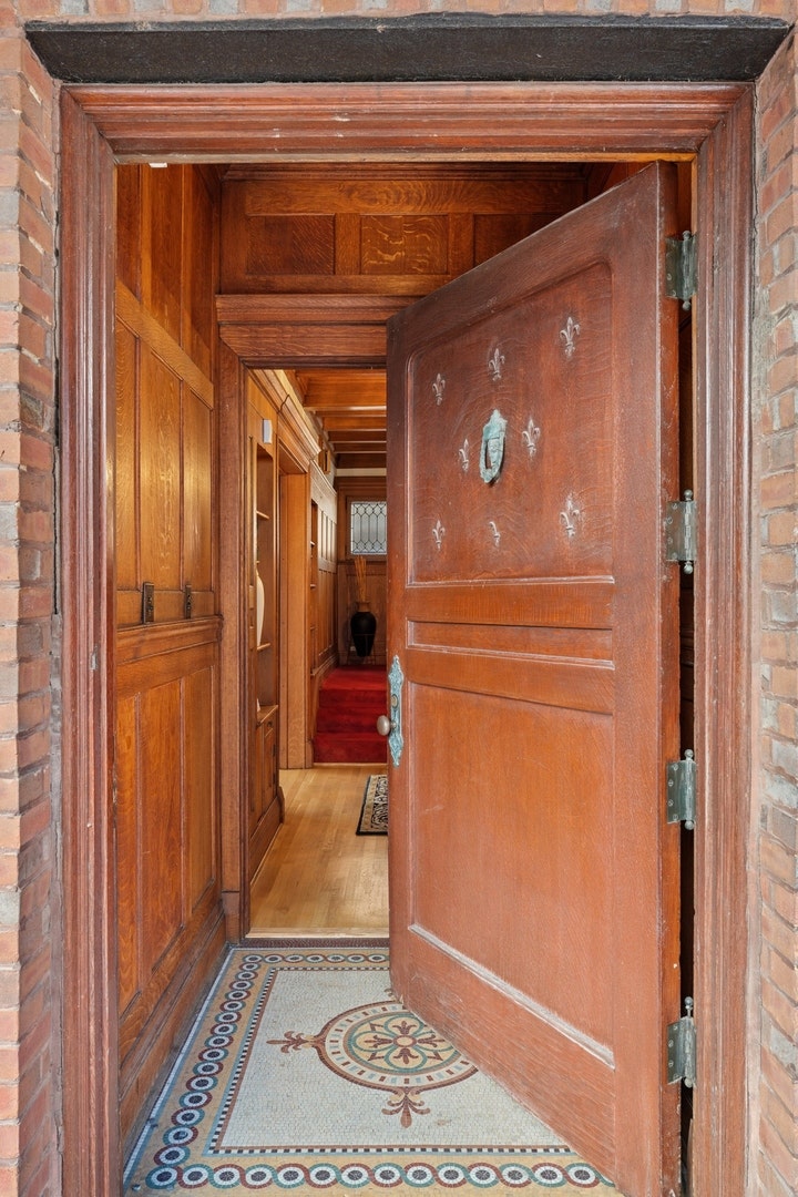 4923 S Greenwood Avenue, Chicago, IL 60615 Otis designed the house for Laurence Carton, the t