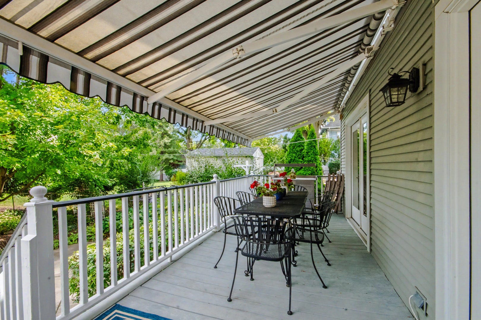 Deck with Retractable Awnins