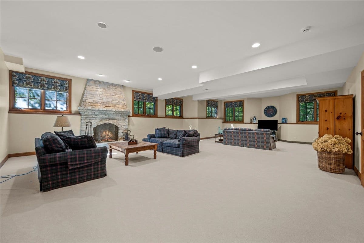 33W551 Hub Road, Wayne, IL 60184