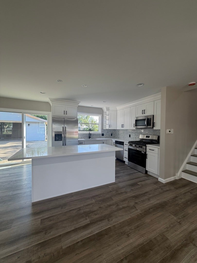 547 Redwood Road, Bolingbrook, IL 60440 547 Redwood Road, Bolingbrook, IL 60440