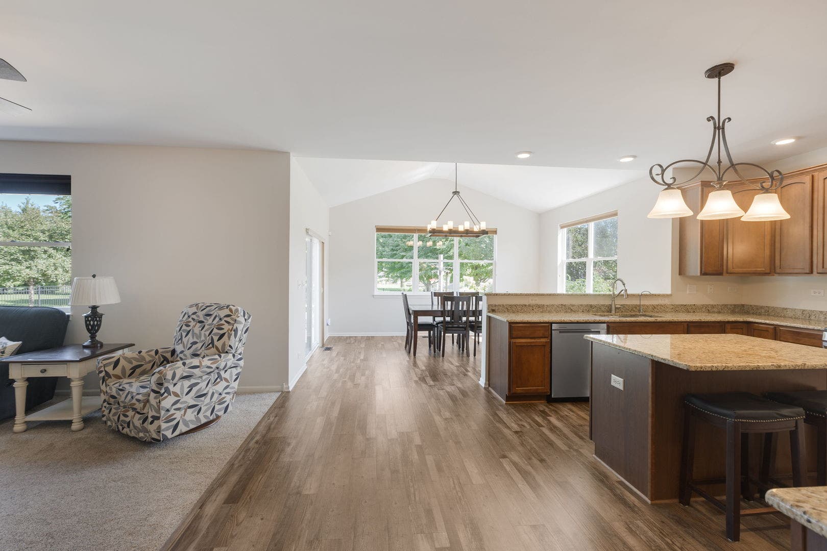 422 W Amberside Drive, Elgin, IL 60124 422 W Amberside Drive, Elgin, IL 60124