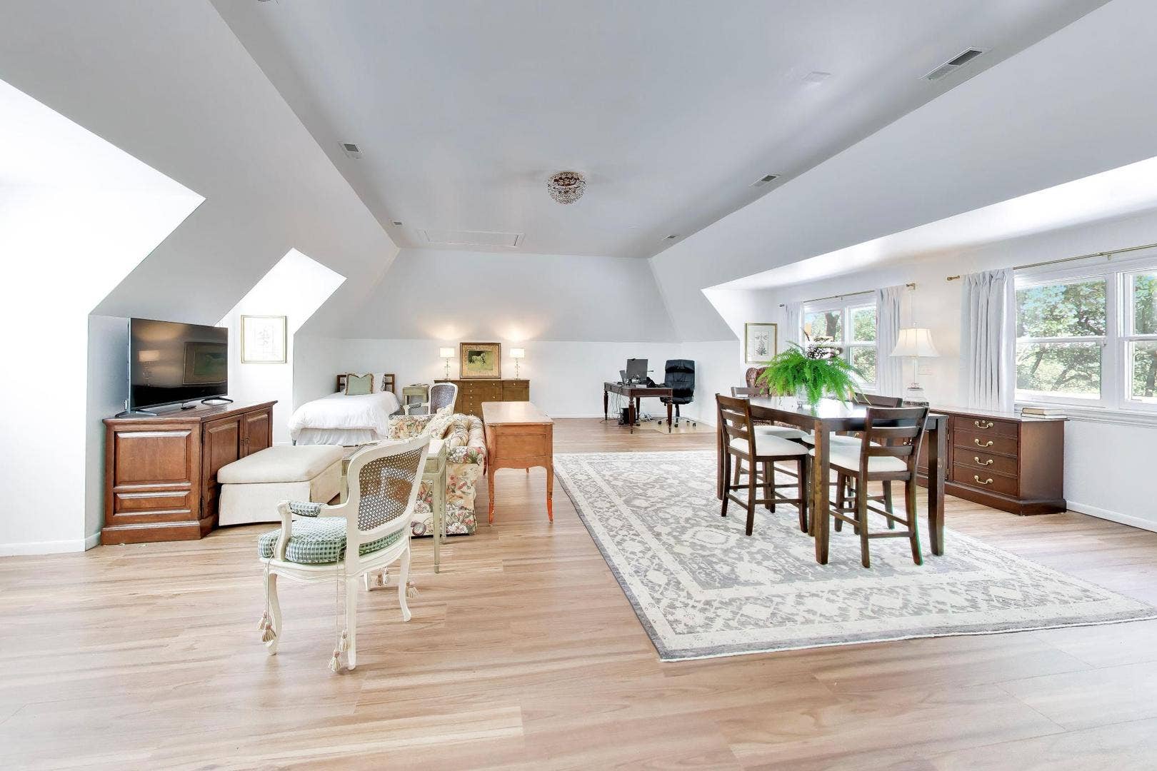 374 N Bateman Circle, Barrington Hills, IL 60010 374 N Bateman Circle, Barrington Hills, IL 60010