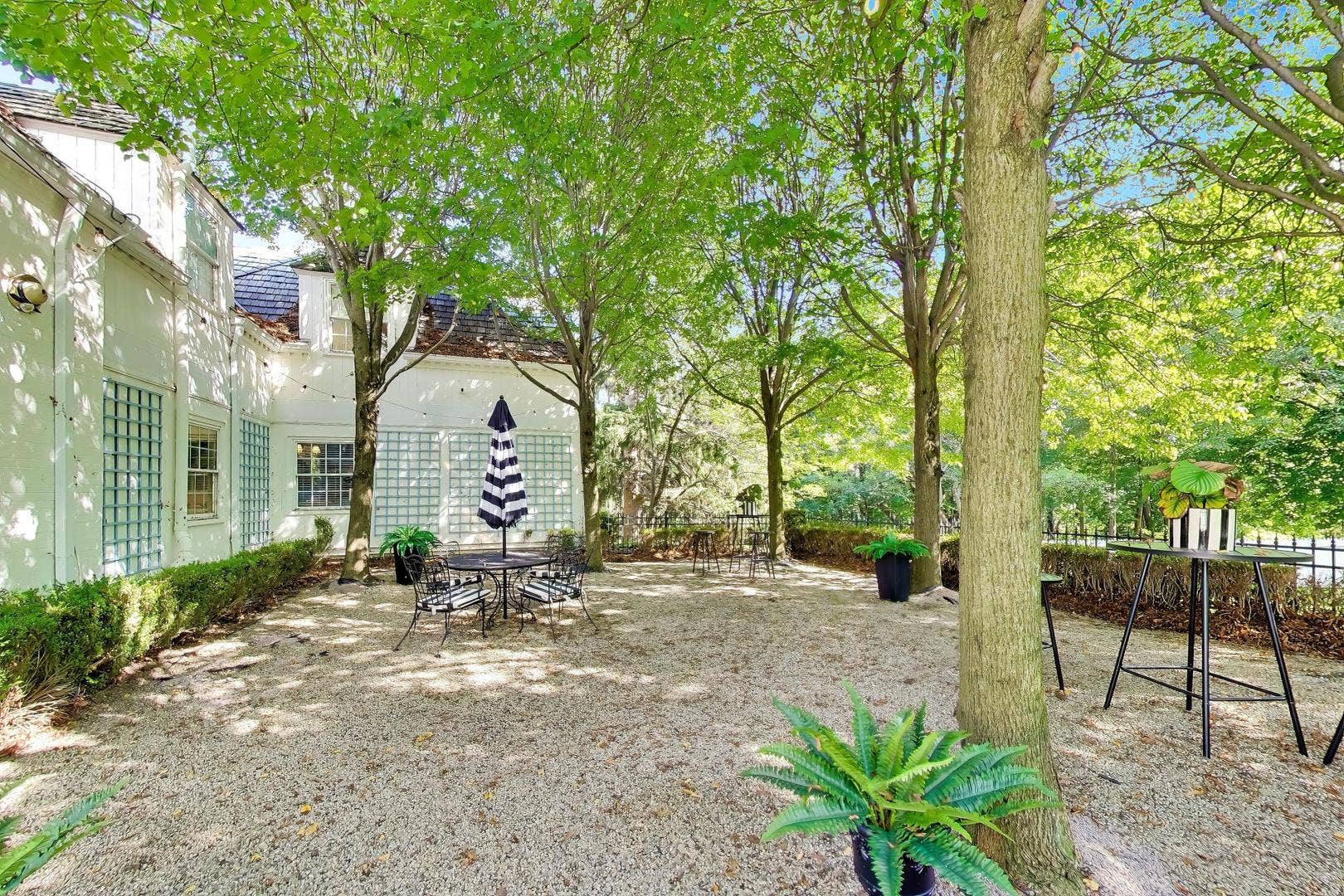 374 N Bateman Circle, Barrington Hills, IL 60010 374 N Bateman Circle, Barrington Hills, IL 60010