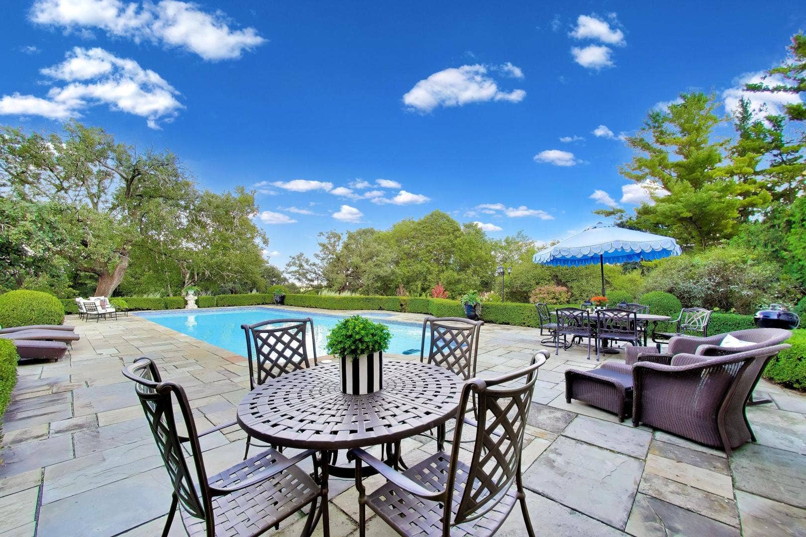 374 N Bateman Circle, Barrington Hills, IL 60010 374 N Bateman Circle, Barrington Hills, IL 60010