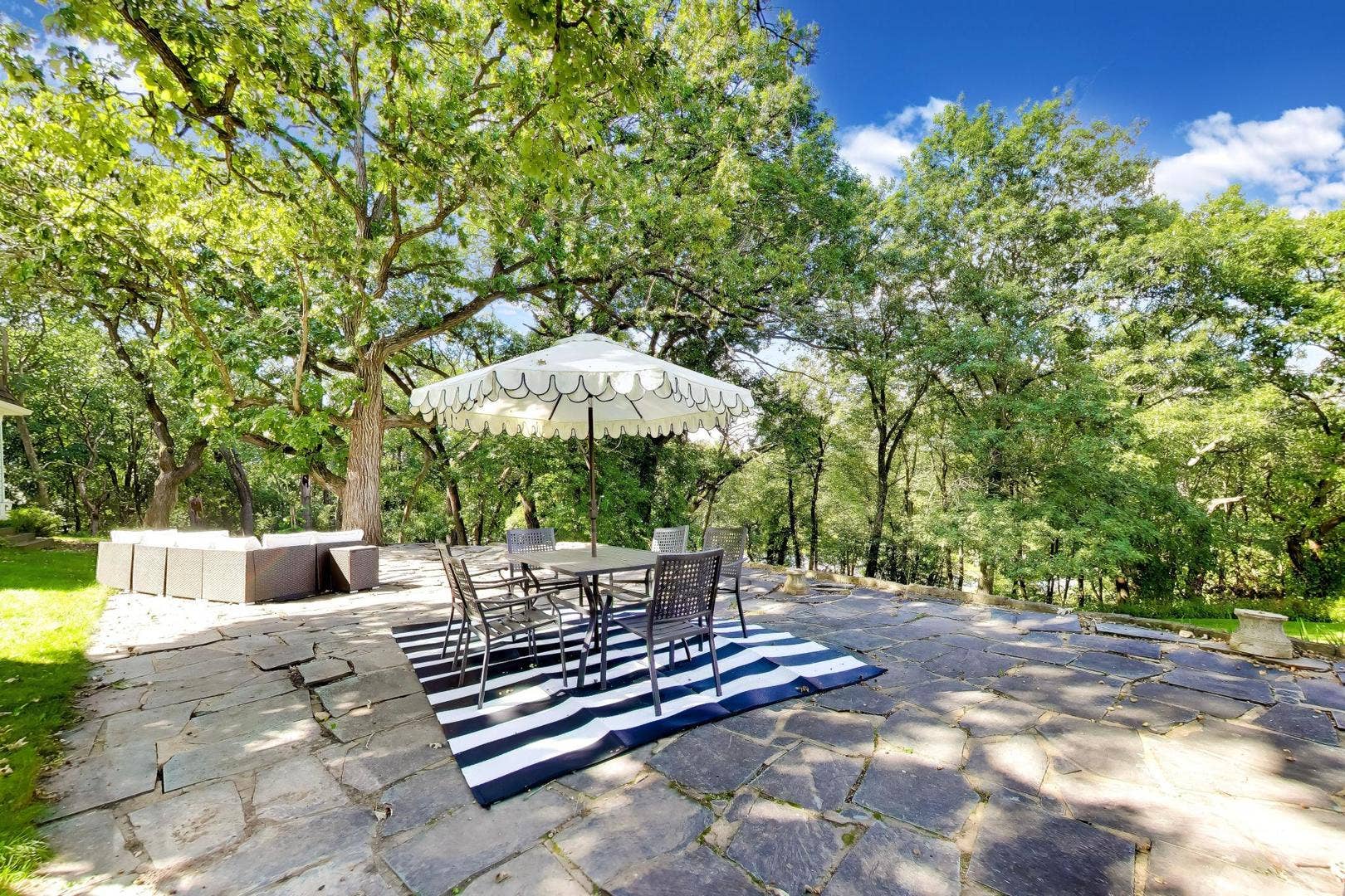 374 N Bateman Circle, Barrington Hills, IL 60010 374 N Bateman Circle, Barrington Hills, IL 60010