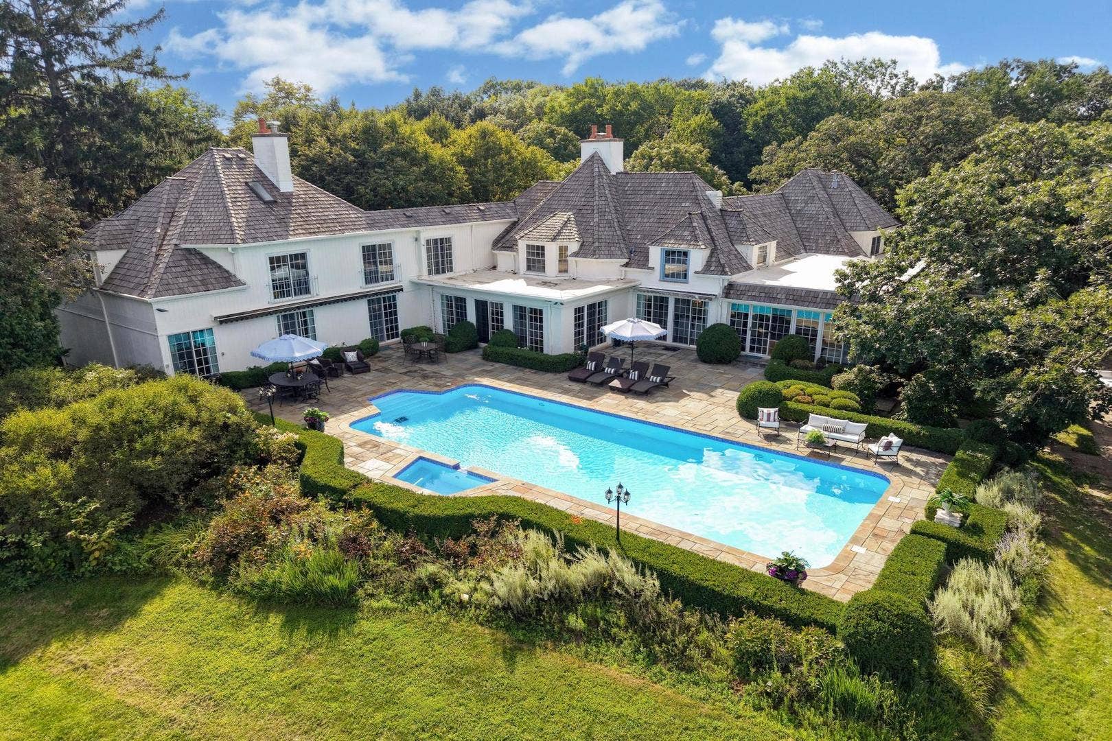 374 N Bateman Circle, Barrington Hills, IL 60010 374 N Bateman Circle, Barrington Hills, IL 60010