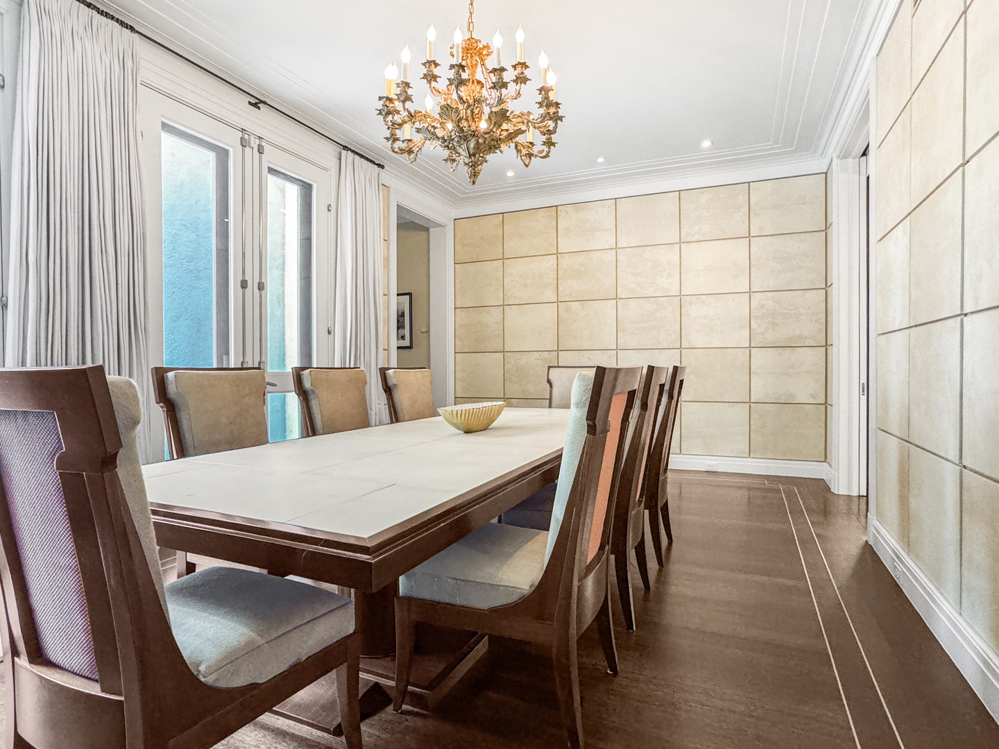 1524 N Astor Street, Chicago, IL 60610 The dining room is sized for hosting, with pocket