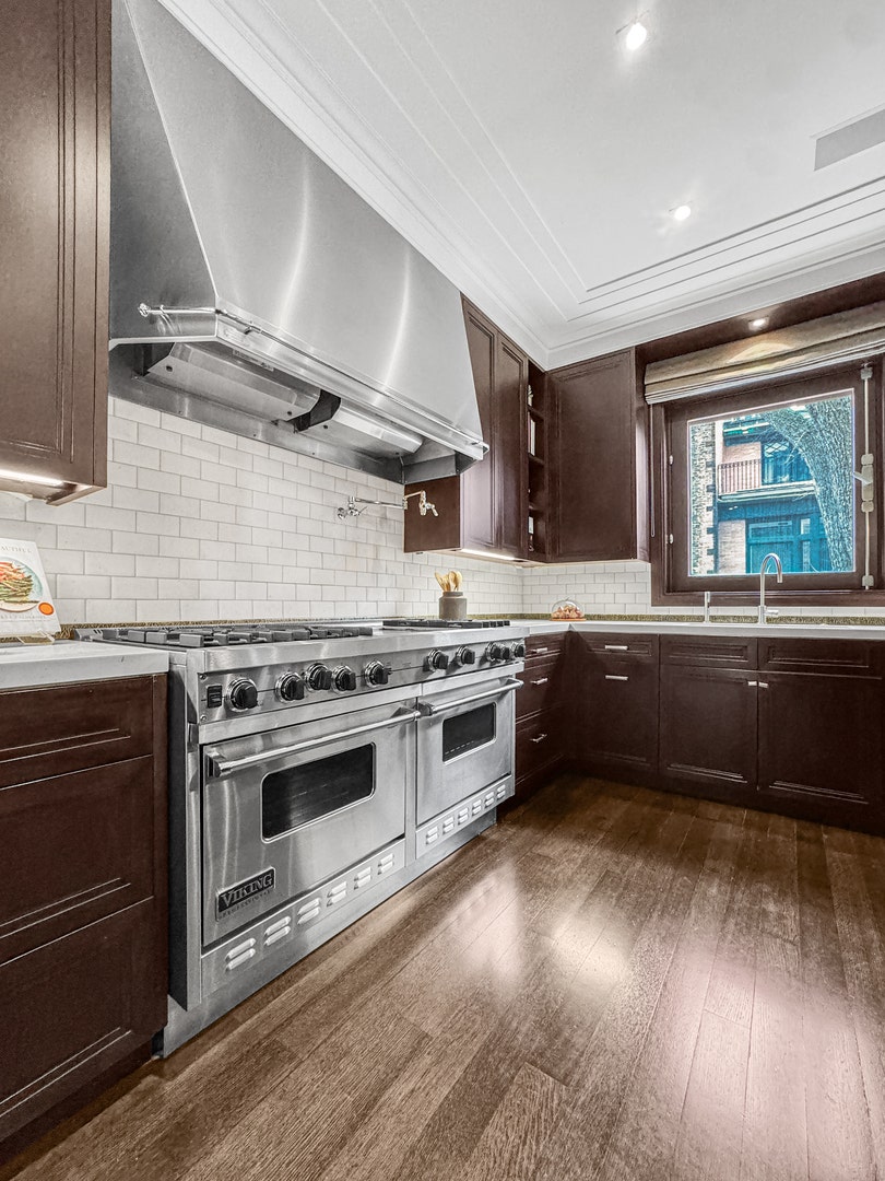 1524 N Astor Street, Chicago, IL 60610 The kitchen appliances include 2 Bosch dishwashers