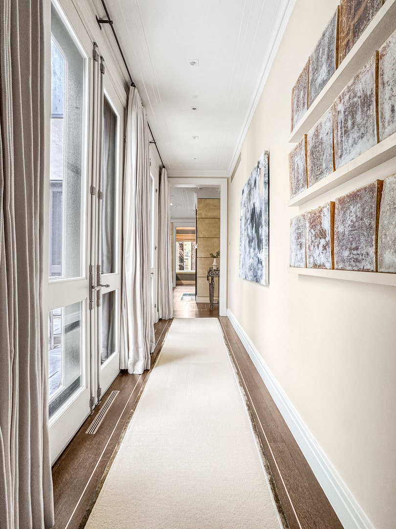 1524 N Astor Street, Chicago, IL 60610 The north-facing gallery offers great wall space f