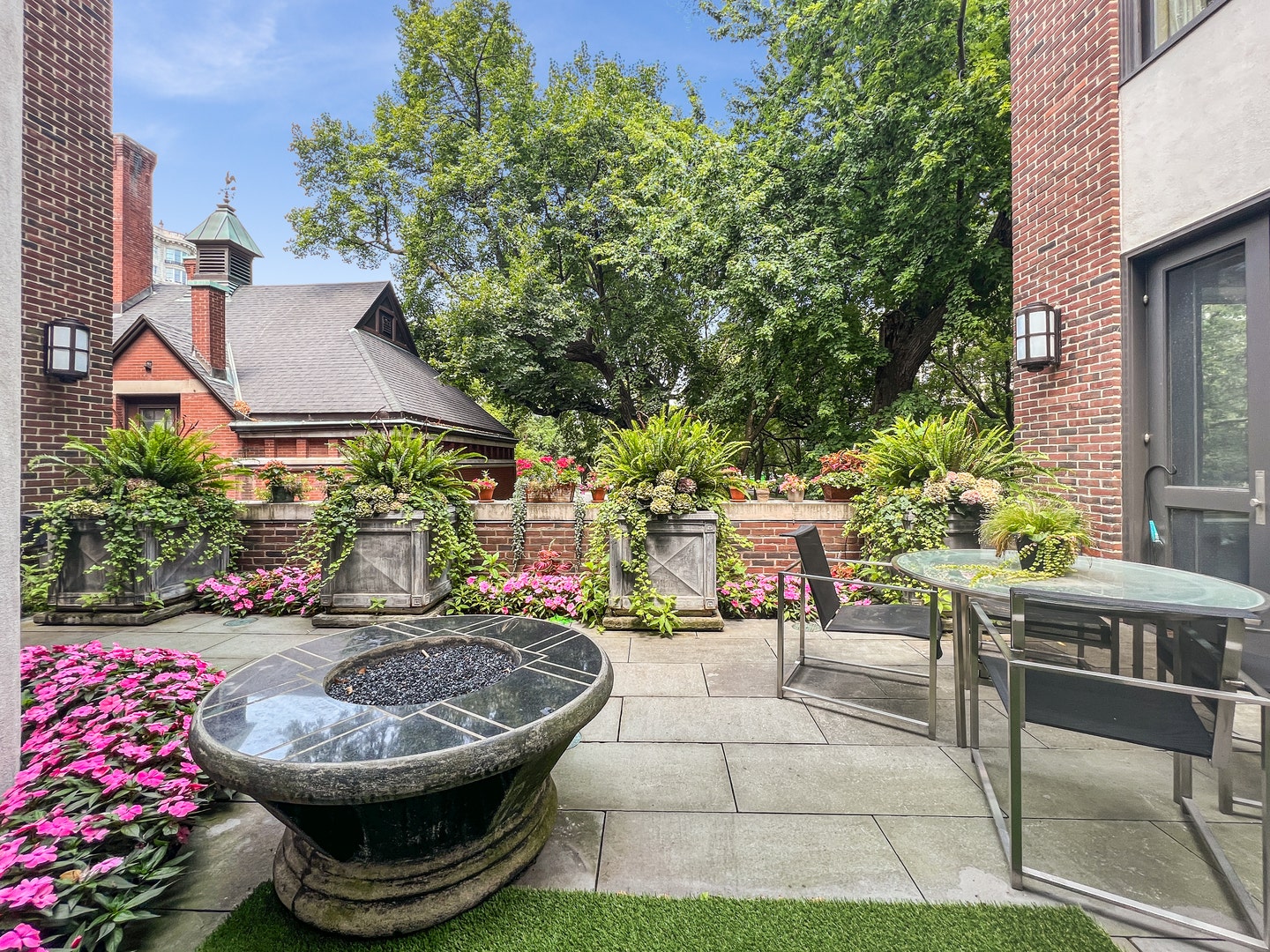 1524 N Astor Street, Chicago, IL 60610 The terrace offers unobstructed park views.