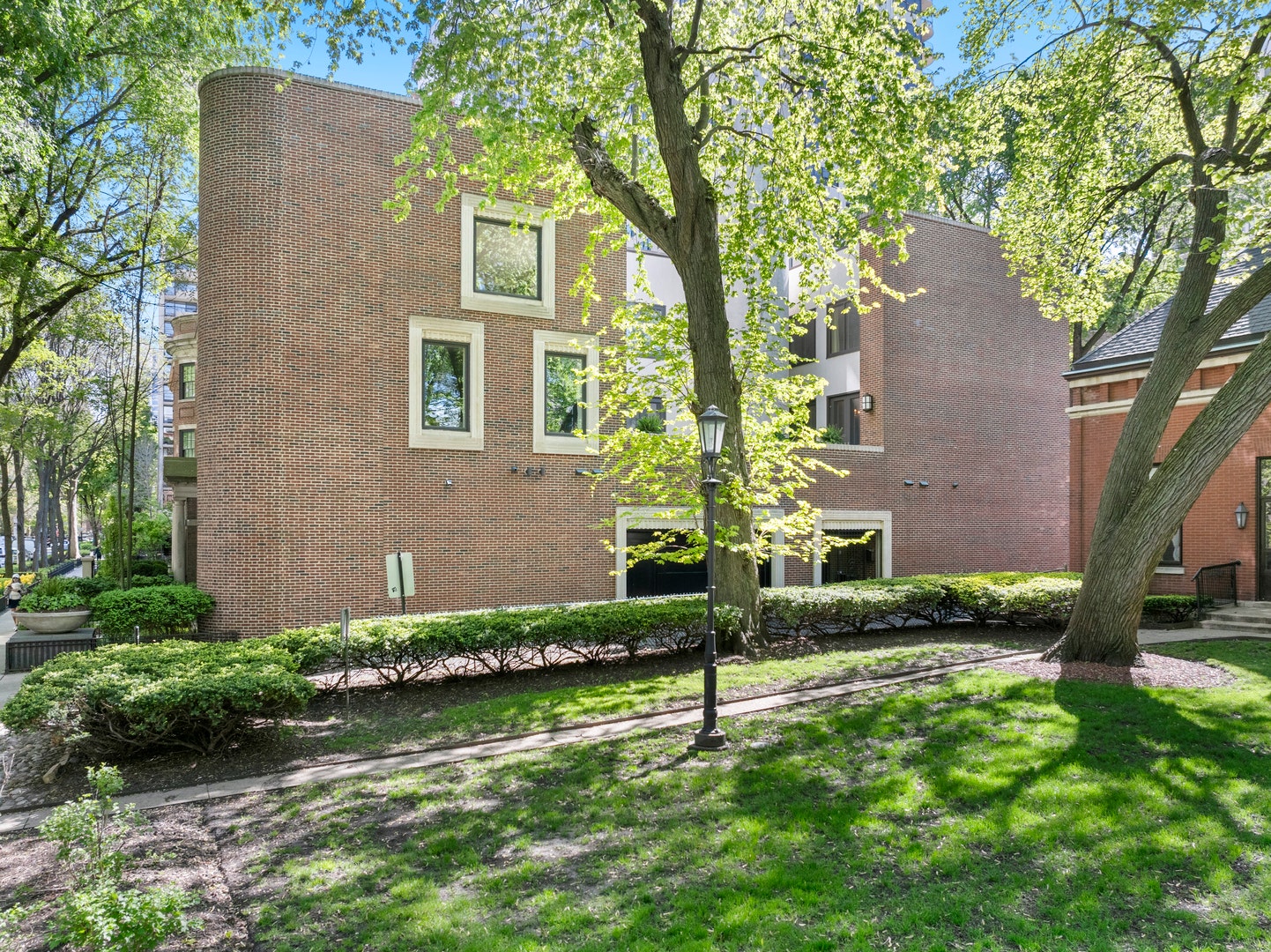 1524 N Astor Street, Chicago, IL 60610 The home runs east to west with lots of north-faci