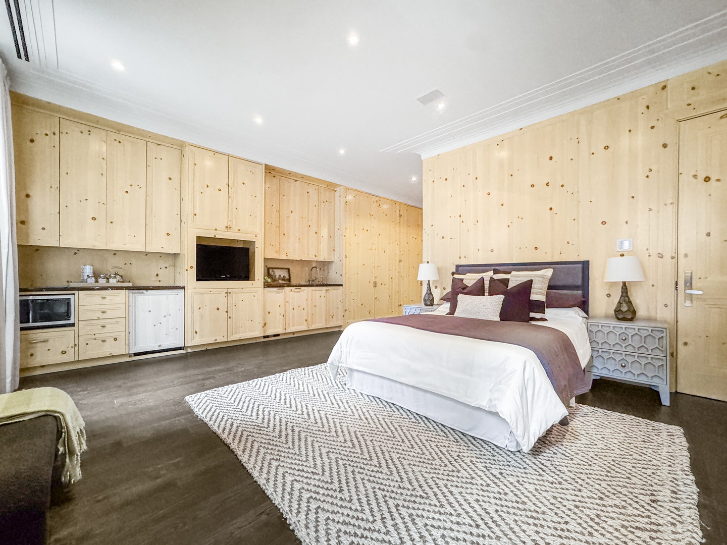 1524 N Astor Street, Chicago, IL 60610 Features include knotty pine paneling, integrated