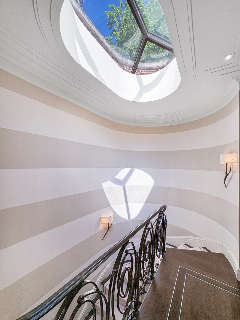 1524 N Astor Street, Chicago, IL 60610 A large oval skylight fills the front stairs and f