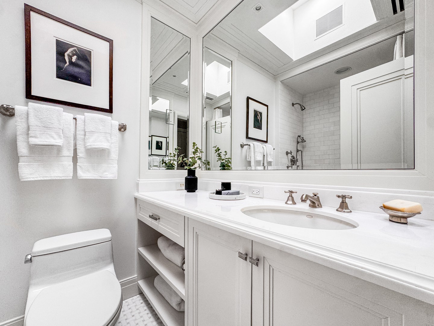 1524 N Astor Street, Chicago, IL 60610 The en suite bath has Kalista fixtures, a Thassos