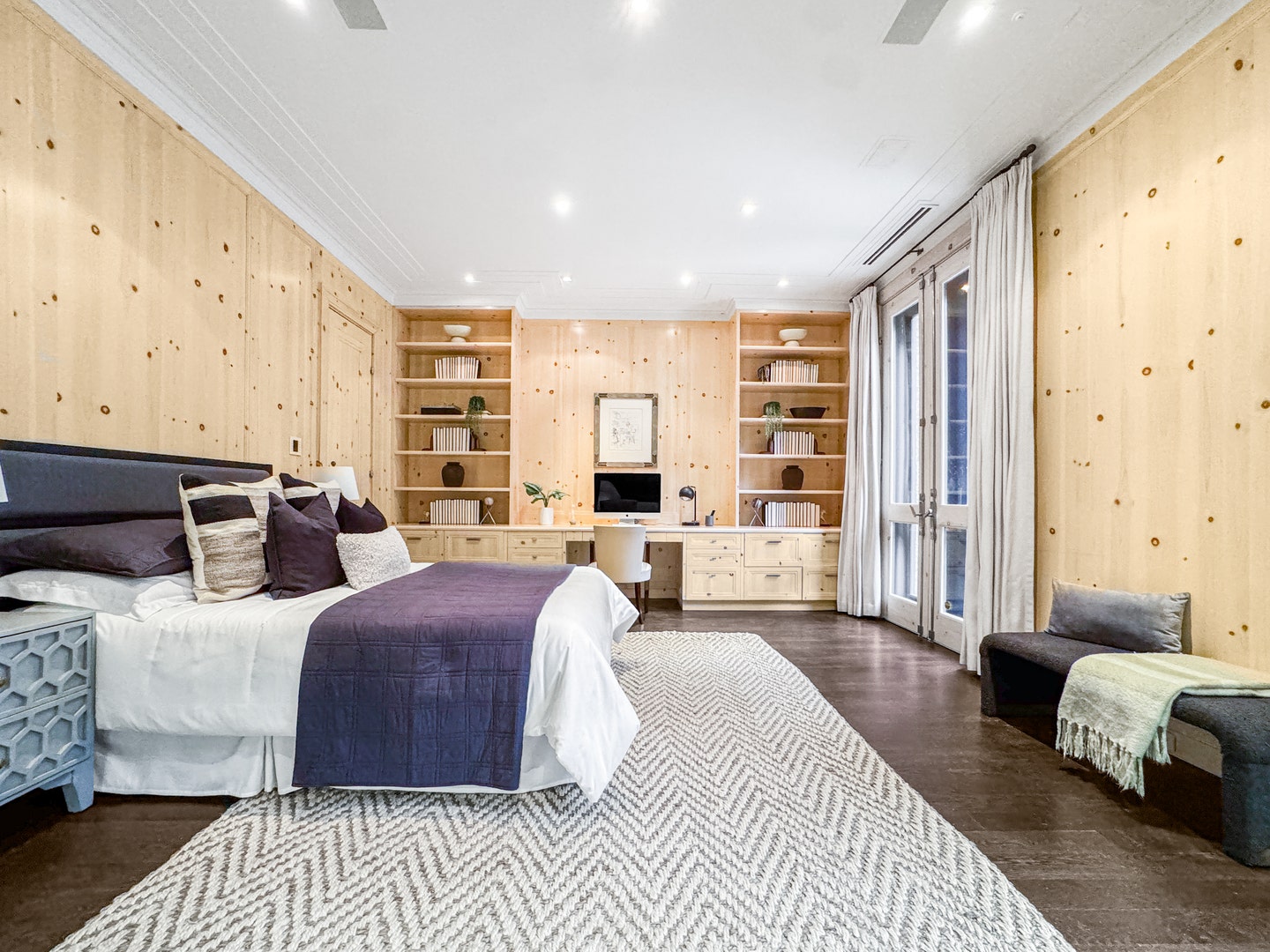 1524 N Astor Street, Chicago, IL 60610 This 675 sqft bedroom suite is accessible from the