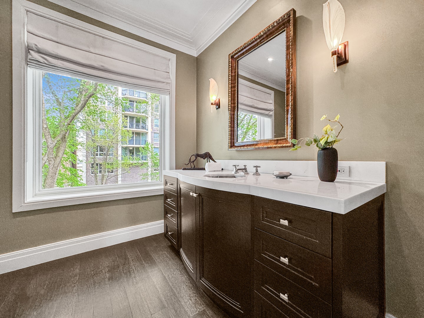 1524 N Astor Street, Chicago, IL 60610 The family room can accommodate overflow guests, a