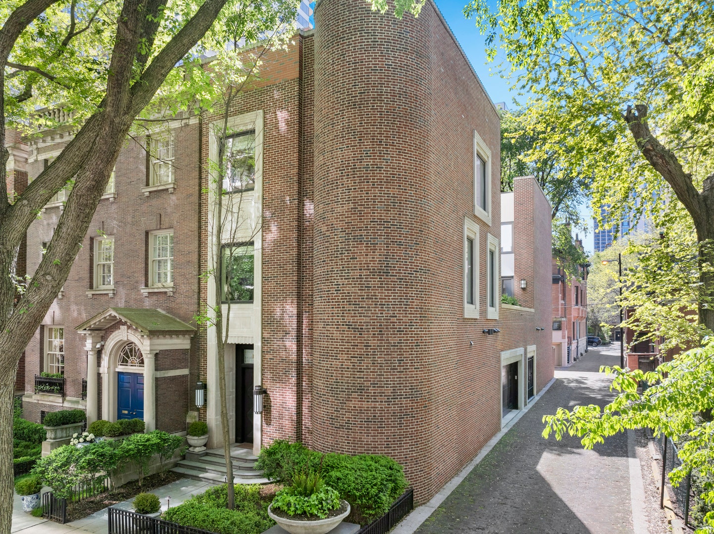 1524 N Astor Street, Chicago, IL 60610 This mid-century home has a distinctive U-shaped d