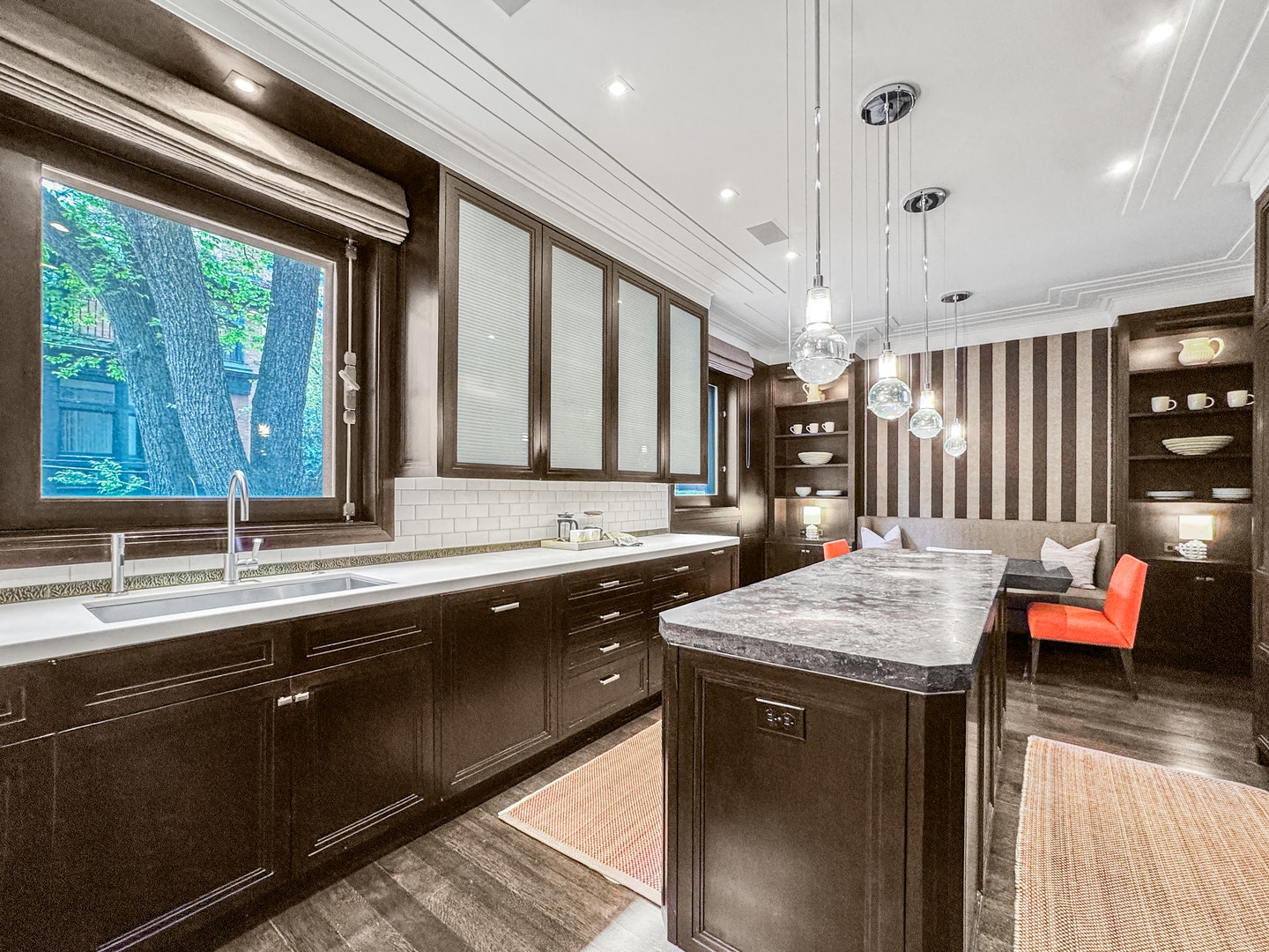 1524 N Astor Street, Chicago, IL 60610 The island has an extraordinary countertop fabrica