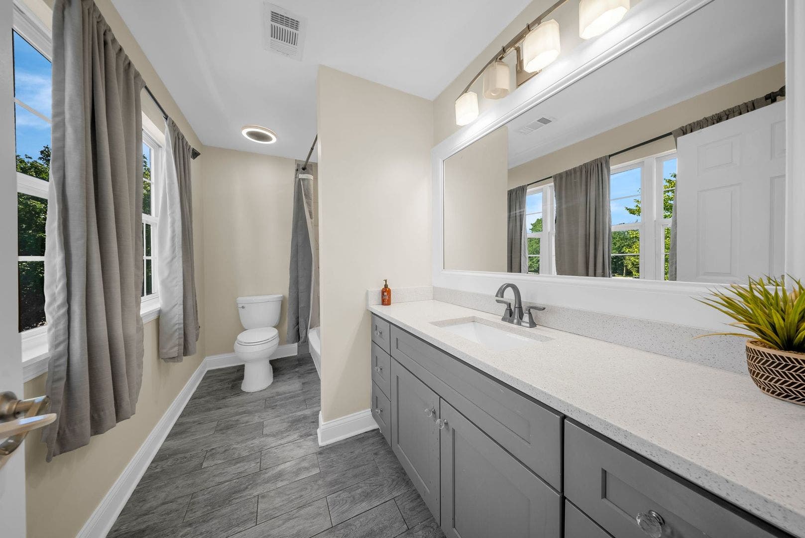 2791 Squaw Valley Trail, Aurora, IL 60503 Primary bath