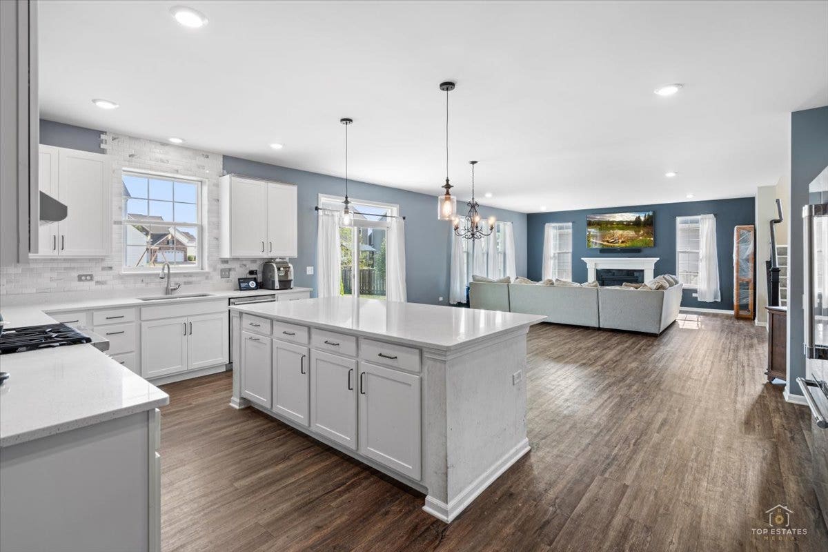 3617 Emerald Road, Elgin, IL 60124 3617 Emerald Road, Elgin, IL 60124