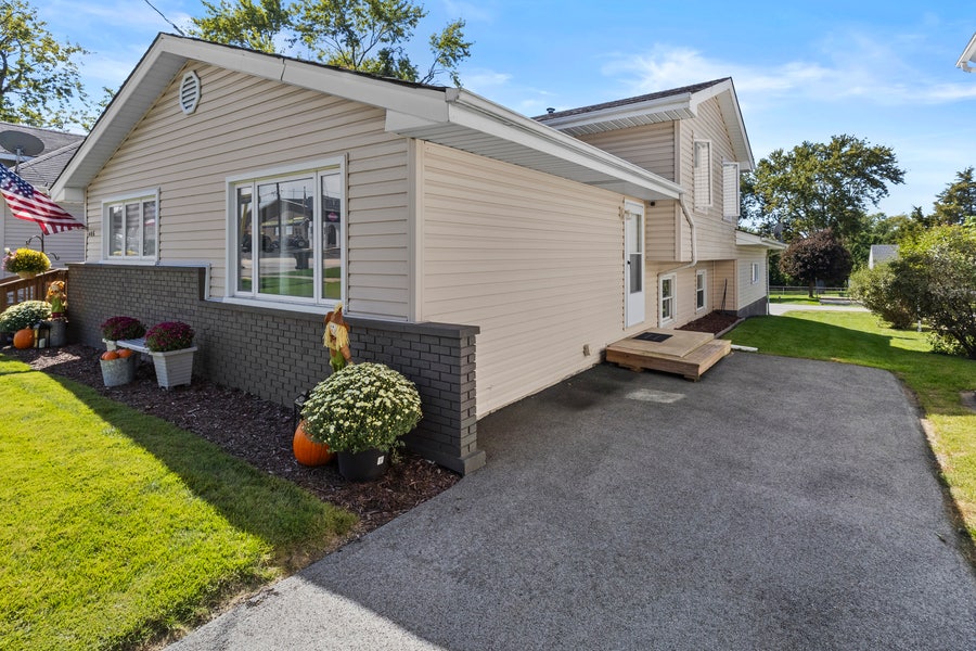 Property photo for 406 Dixie Highway, Beecher, IL