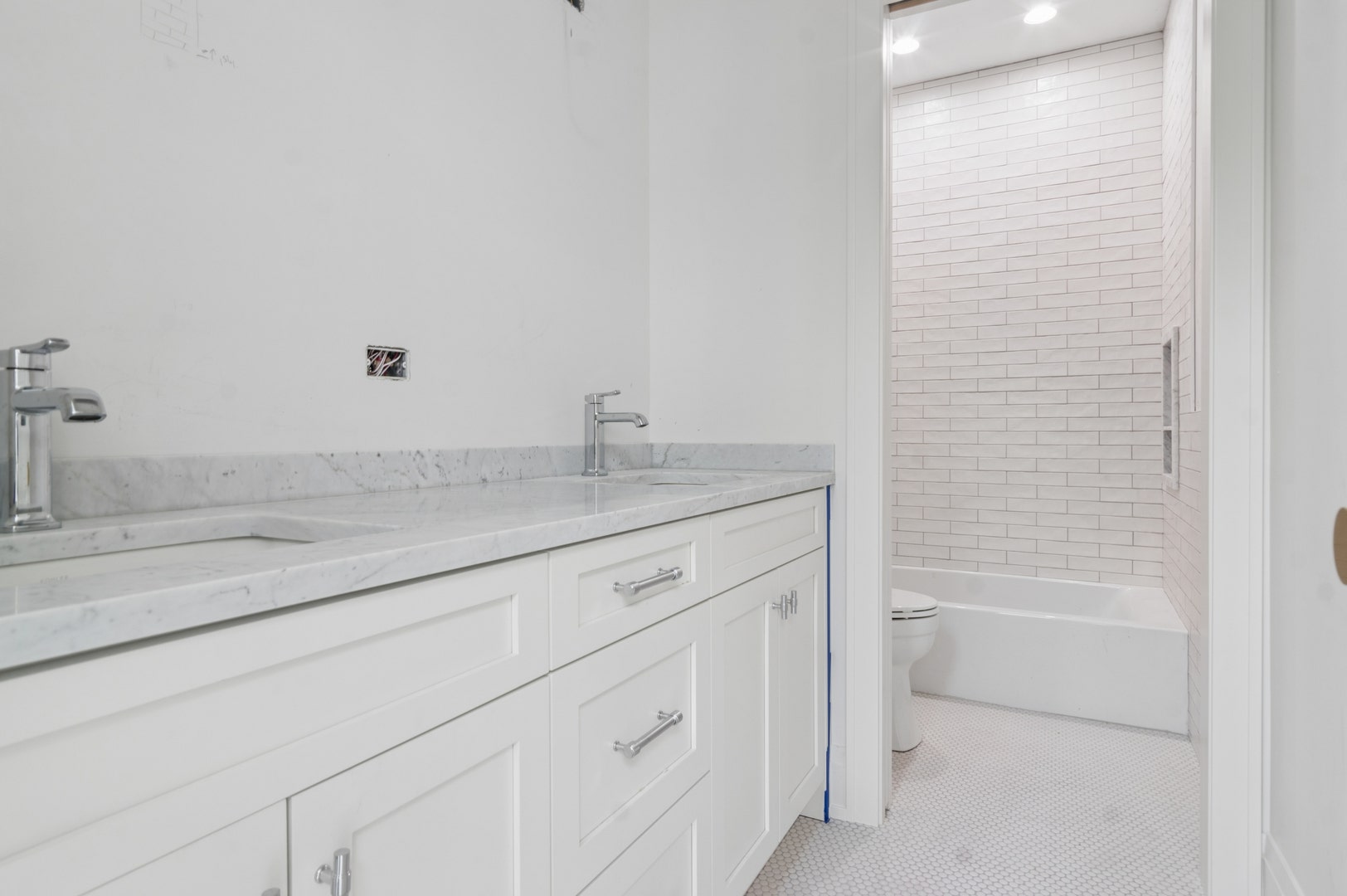 3909 N Hamilton Avenue, Chicago, IL 60618 3909 N Hamilton Avenue, Chicago, IL 60618