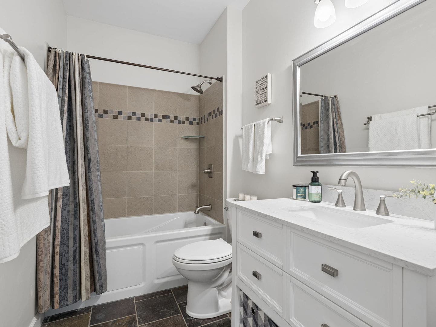 127 Hidden Pond Circle, Aurora, IL 60504 127 Hidden Pond Circle, Aurora, IL 60504