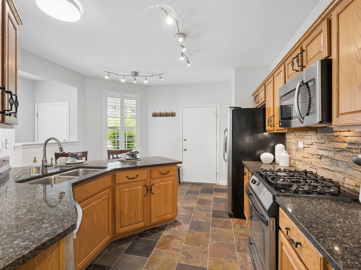 127 Hidden Pond Circle, Aurora, IL 60504 127 Hidden Pond Circle, Aurora, IL 60504