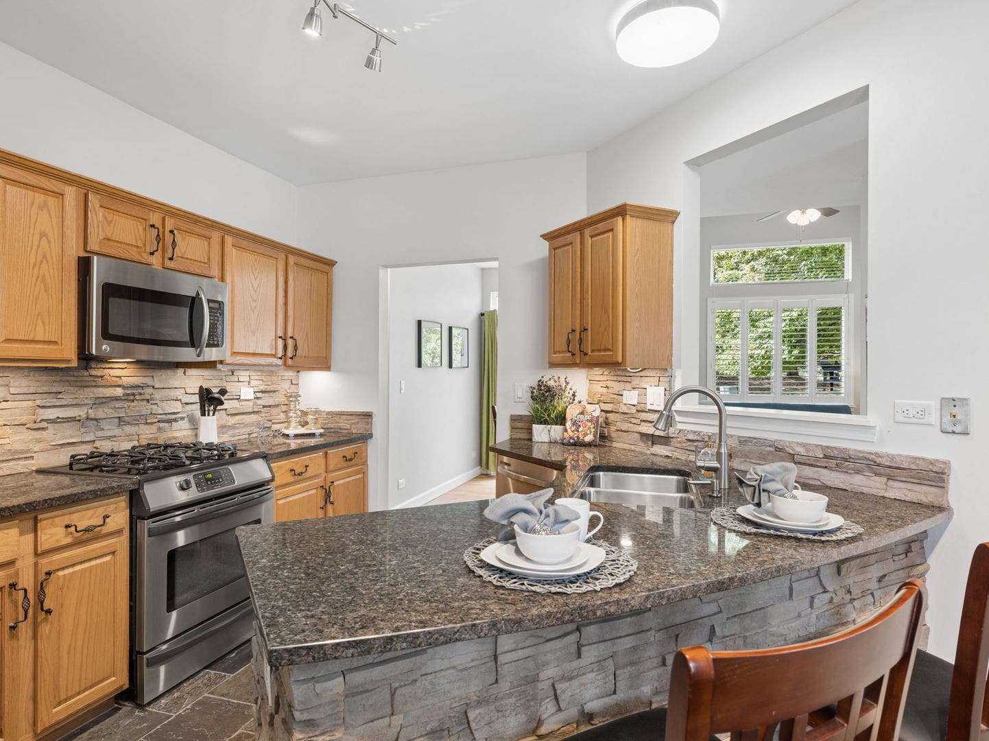 127 Hidden Pond Circle, Aurora, IL 60504 127 Hidden Pond Circle, Aurora, IL 60504