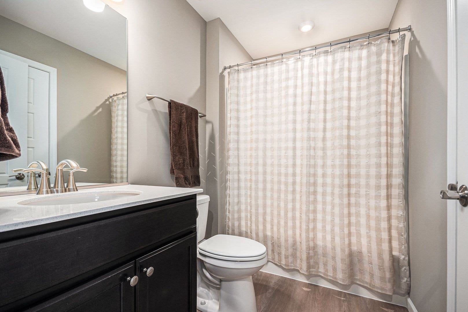3207 Dove Mountain Drive, Aurora, IL 60503 2nd floor full bath.