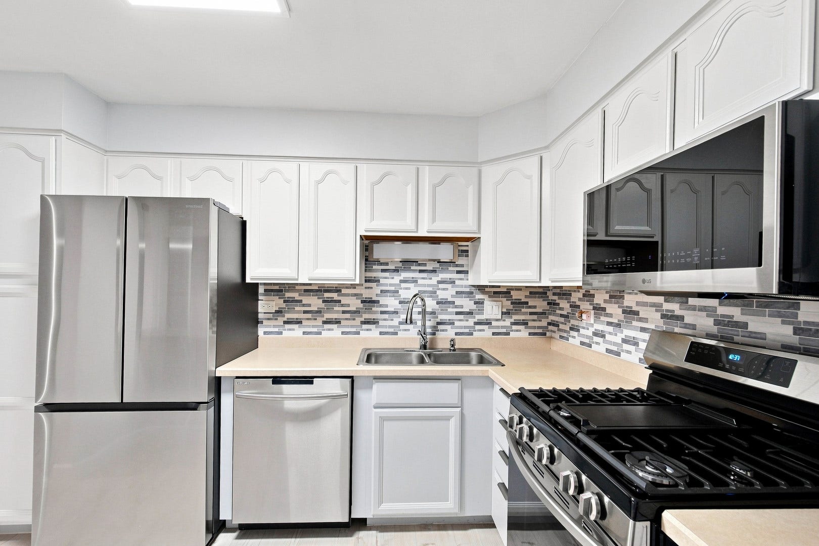 521 73rd Street, #105, Downers Grove, IL 60516