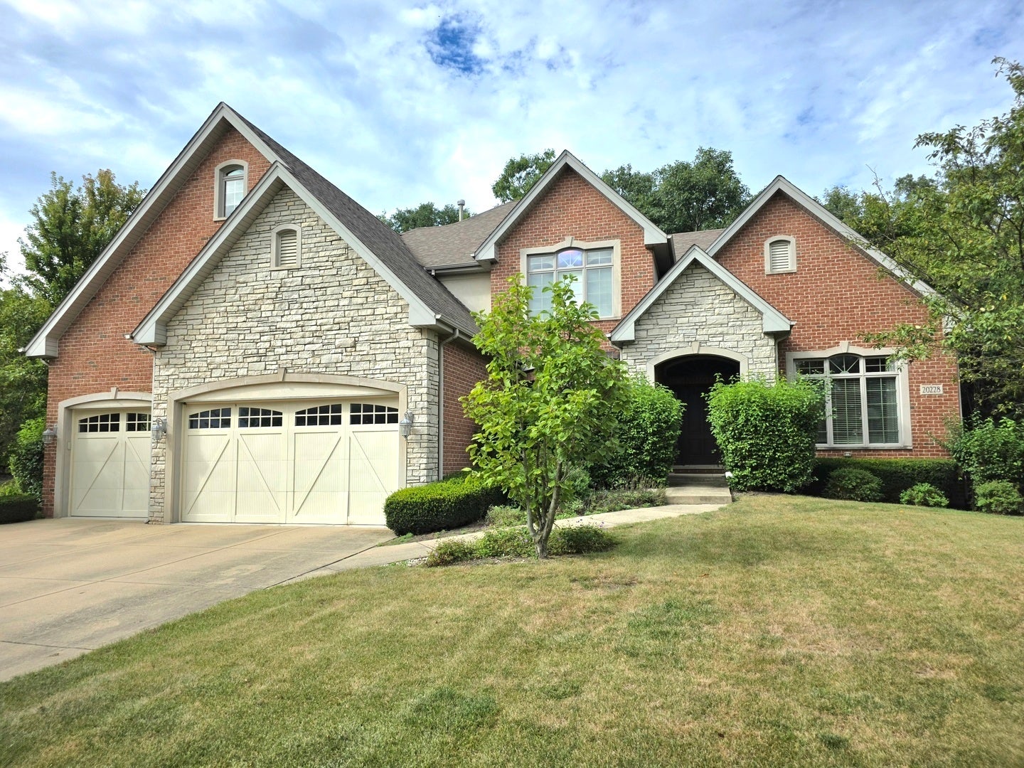 20228 Oakwood Drive, Mokena, IL 60448 20228 Oakwood Drive, Mokena, IL 60448